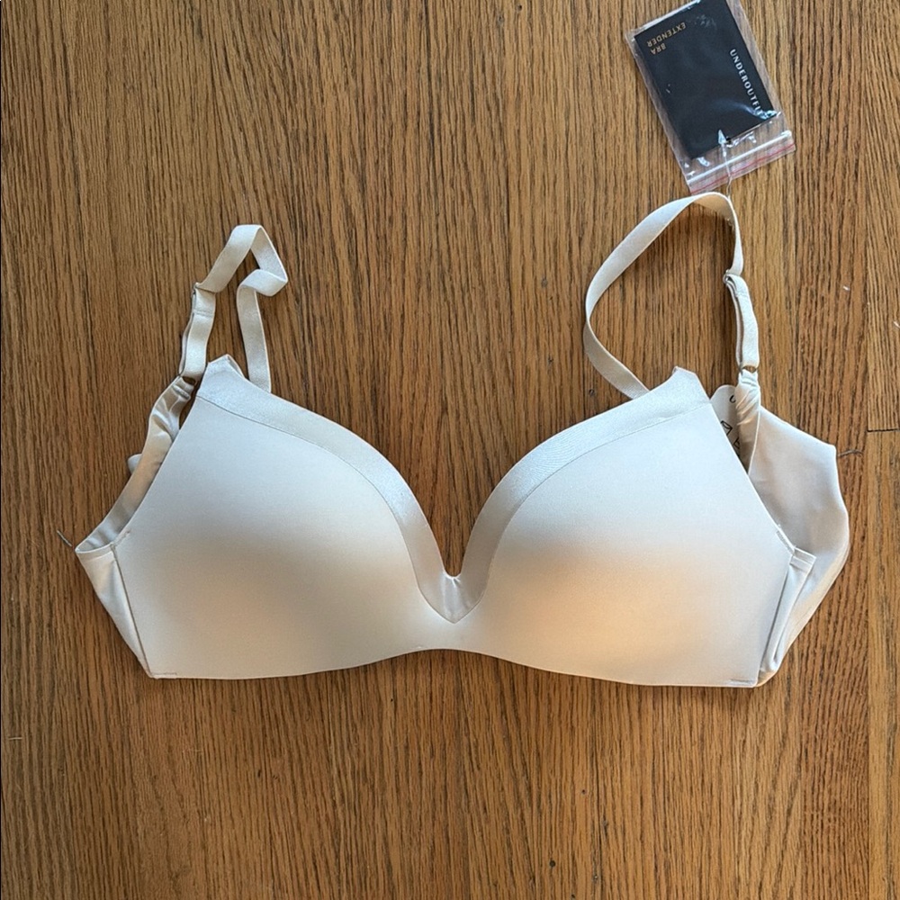 Seamless Molded T-Shirt Bra in Cream - Underoutfit size Medium NEW 🆕👀😳